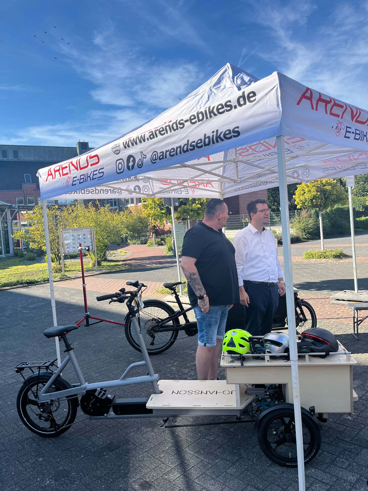 Besucher:innen am Stand von Arends E-Bikes