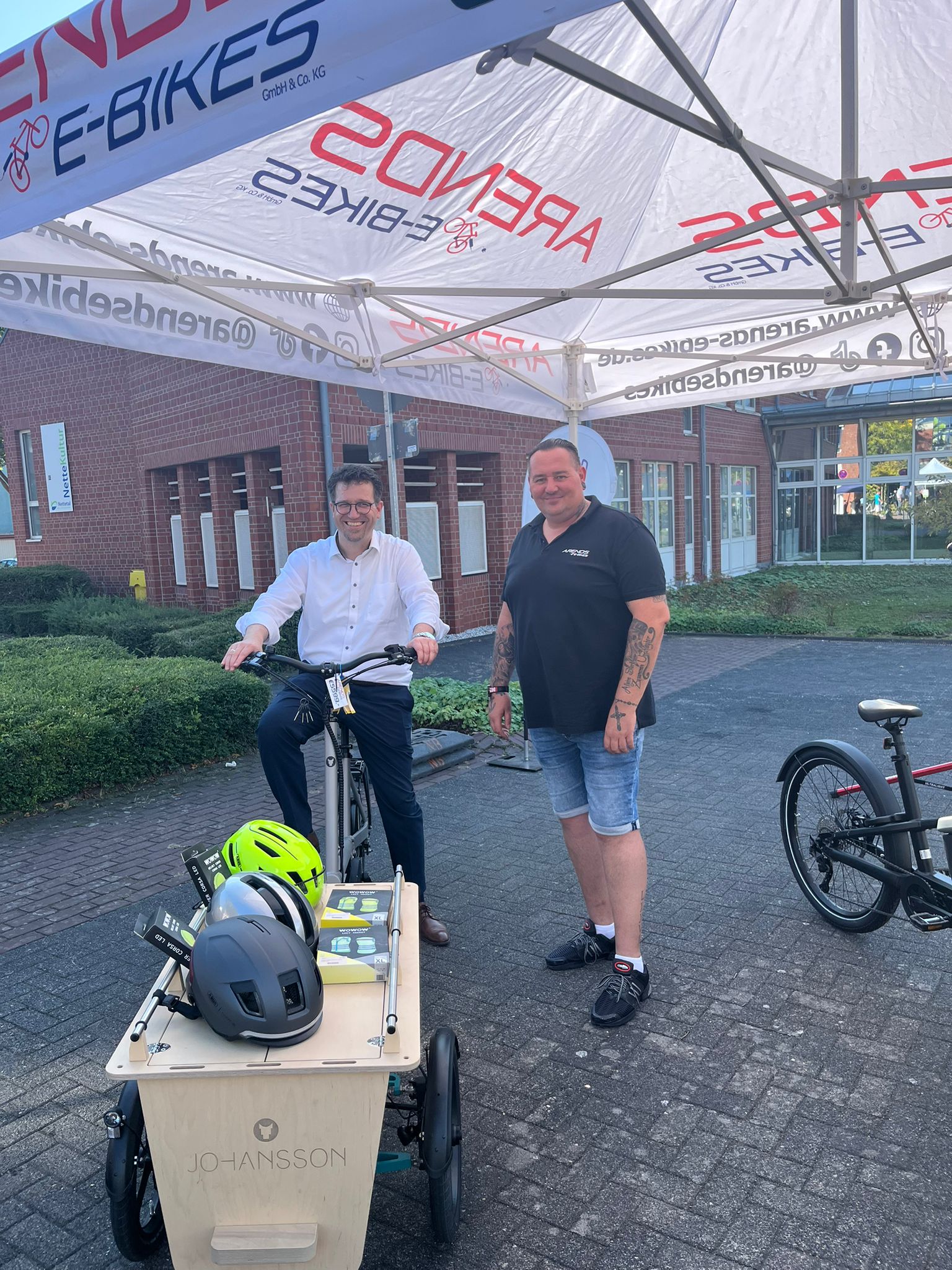 Filialleiter Arends E-Bikes mit Bürgermeister von Nettetal