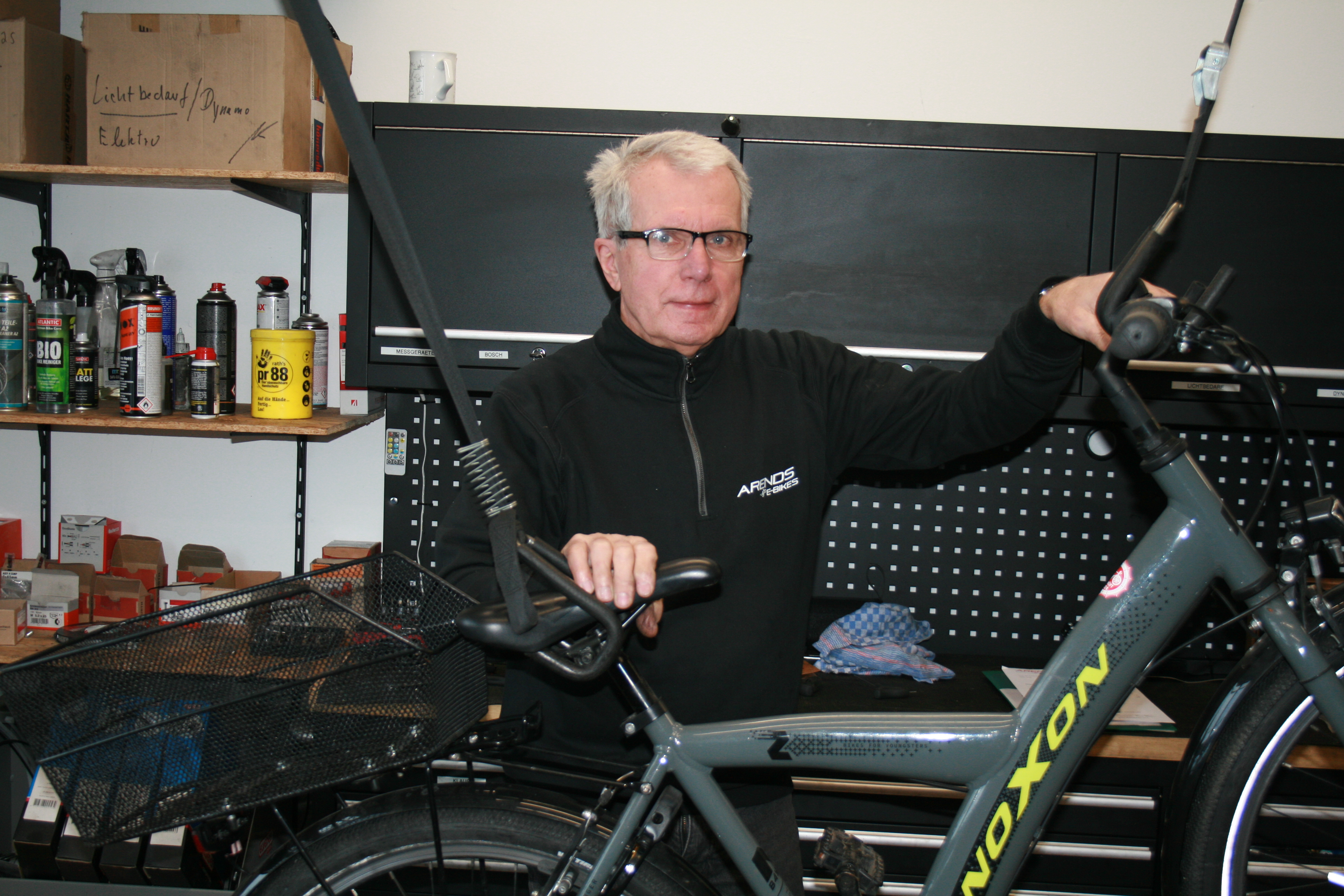 Zwei Monteure bei der Arbeit